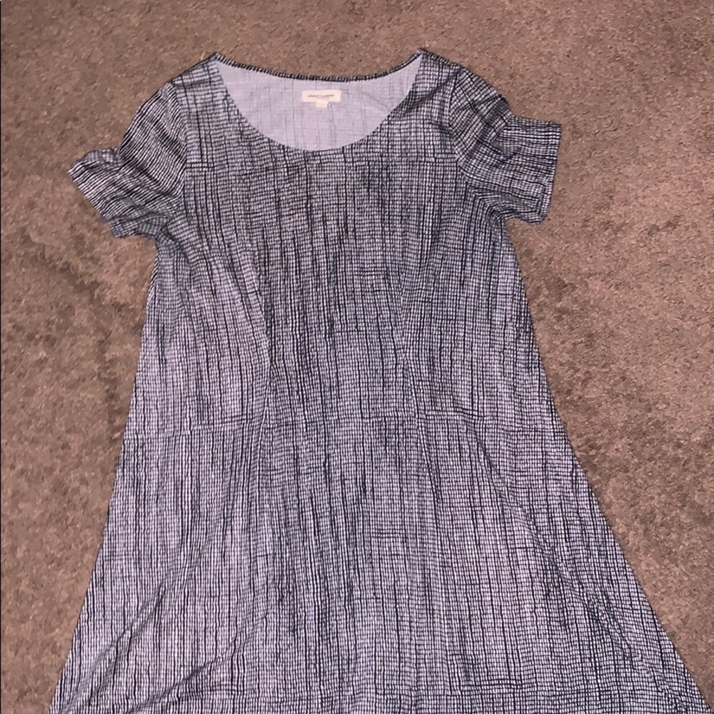 Darted shift dress. Black and white design